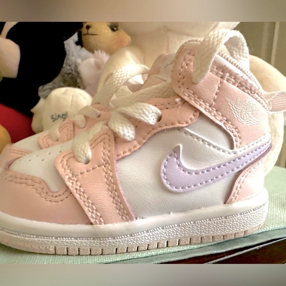 Girls Nike like new shoes